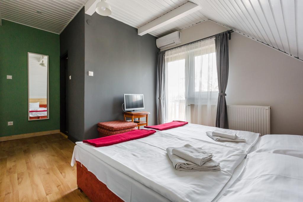 Borbaratok Panzio Hotell Badacsonytomaj Exteriör bild